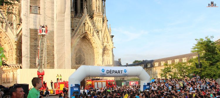 Départ de la course "Foulée des Sacres" devant la cathédrale de Reims